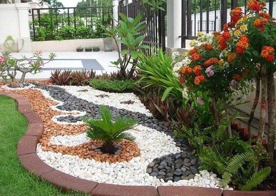 40 Beautiful Garden Along a Fence Ideas to Beautify Your Outdoor Space